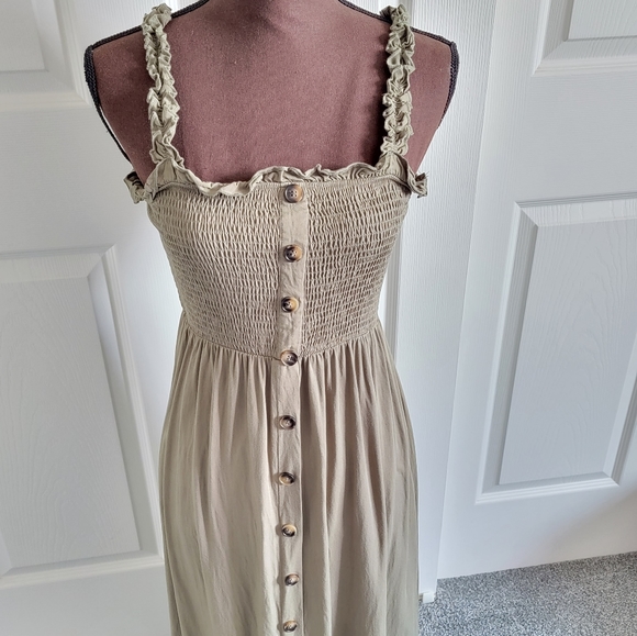 NWOT! Green Ruffle Detail Dress - Picture 5 of 9